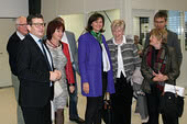 Direktor Thomas Guglhör, okrajna predsednica Maria Rita Zinnecker, poslanka deželnega zbora Angelika Schorer, namestnica predsednice okrajnega sveta Ursula Lax in župan Halblecha Johann Gschwill med ogledom podjetja ept GmbH vBuchingju